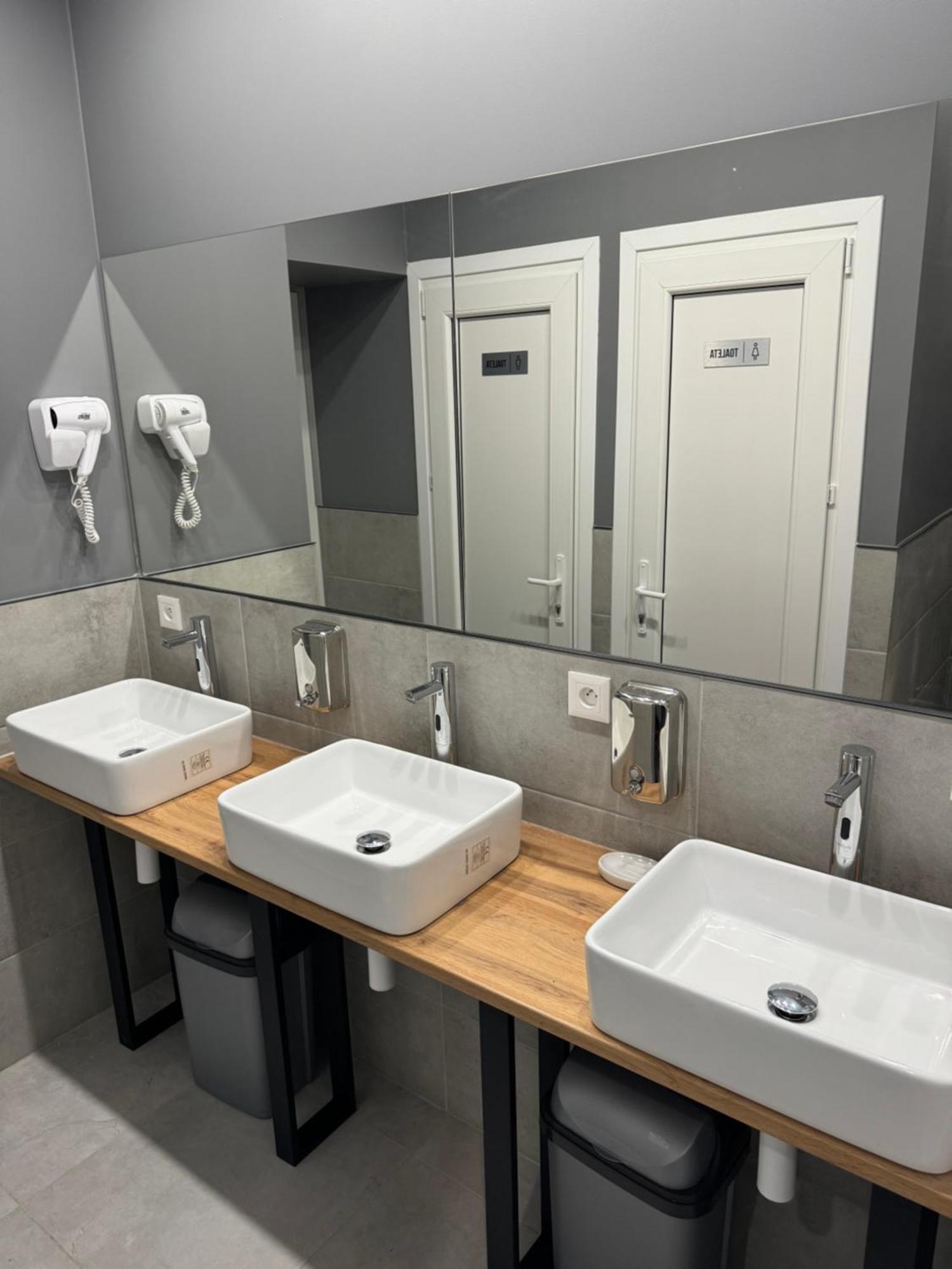 Green Hostel Katowice - 24H Parking Екстер'єр фото